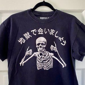 URBAN OUTFITTERS || THUMBS UP SKULL TEE